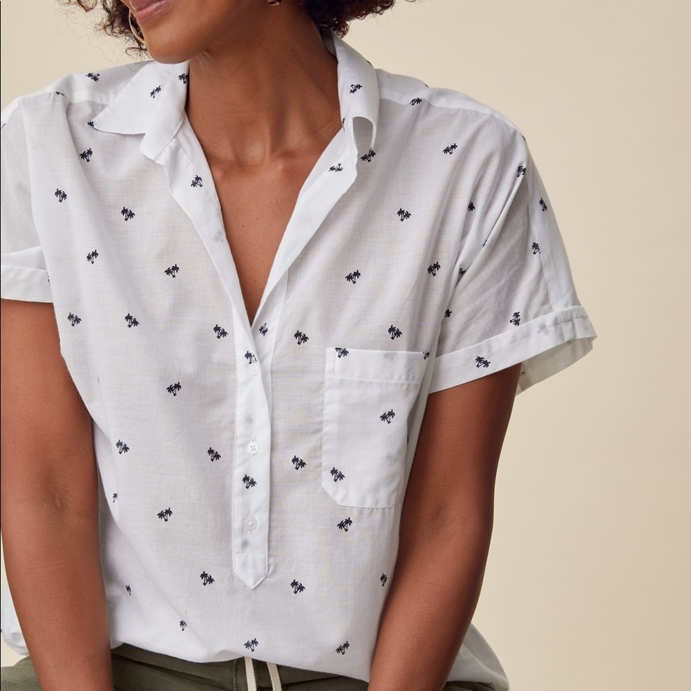 Grayson Top. “Artist” Style. White w/ Navy Palm Trees